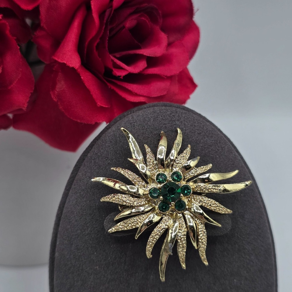 Vintage Gold Tone Starburst Brooch Emerald Green Rhinestone Pin Statement Jewelr